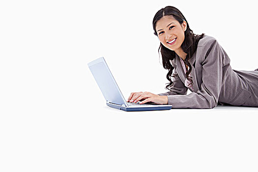 侧面,微笑,女人,卧,工作,笔记本电脑