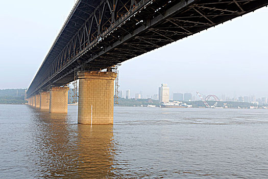 武汉长江大桥与远处的城市建筑