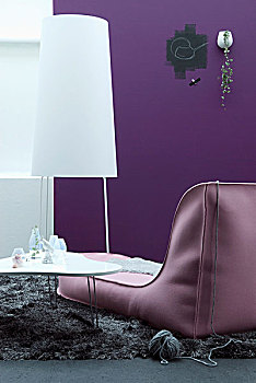 现代,设计师,沙发,靠近,牛奶咖啡,桌子,简约,落地灯,紫色,墙壁