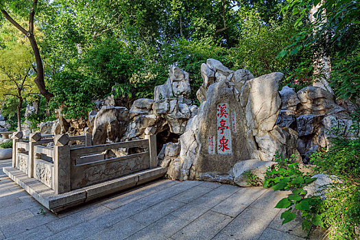 绿树掩映中的溪亭泉,济南市历史名泉