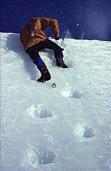 仰视,一个,男人,攀登,积雪,斜坡