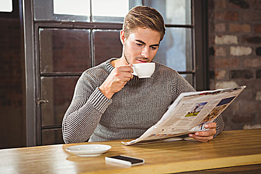 英俊,男人,喝咖啡,读报,咖啡馆