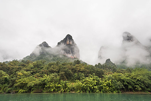 烟雨中的中国桂林漓江山水风光