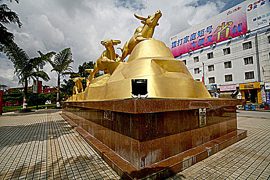 云南沧源佤族铜牛雕塑