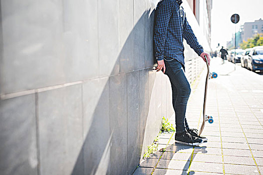 男青年,城市,玩滑板,倚靠,人行道,墙壁