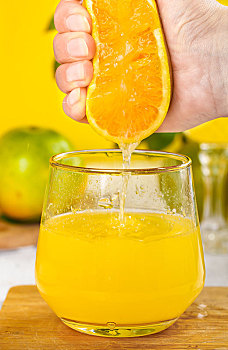 木板上放着一杯橙汁
