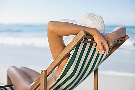 纤细,女人,放松,折叠躺椅,海滩