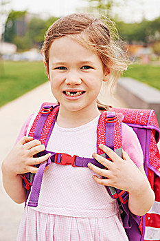 头像,5岁,老,女生,粉色,紫色,书包,微笑,看镜头,展示,正面,掉牙