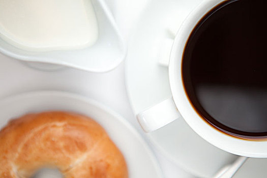 黑咖啡,甜甜圈,白色背景