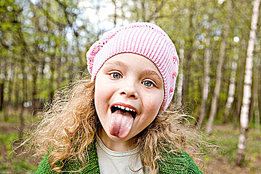 愉悦,小女孩,粉色,帽,室外,舌头,树林