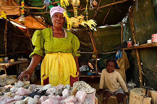 女销售员,销售,货摊,靠近,埃龙戈区,达马拉兰,纳米比亚,非洲