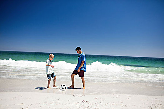 父子,玩,足球,海滩