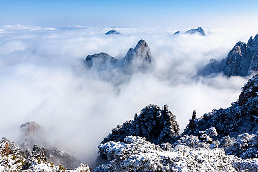 中国安徽黄山风景区,冬日雪后奇峰怪石林立,云雾飘渺宛若仙境