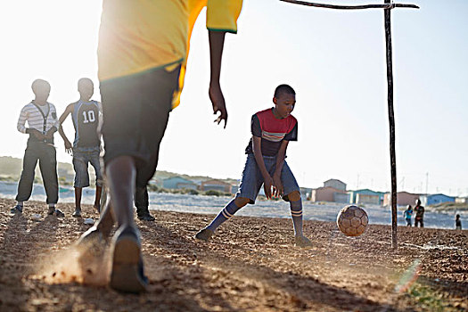 男孩,玩,足球,一起,泥土,地点