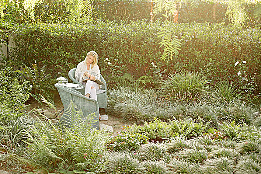 金发,坐,女人,柳条椅,花园,读