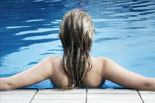 年轻,深色金发,女人,靠着,边缘,游泳池
