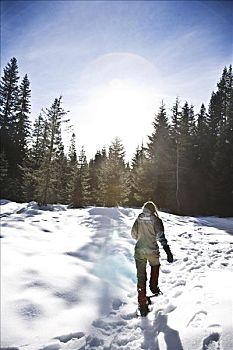 女人,雪鞋