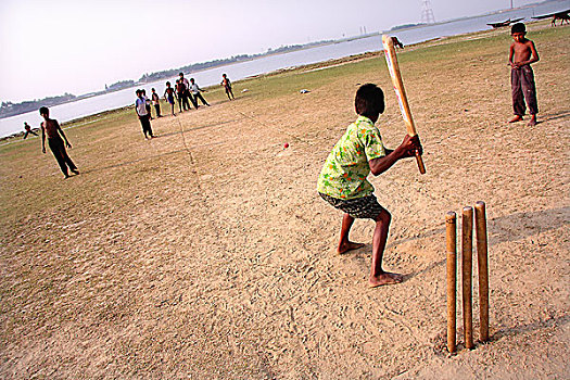 一群孩子,玩,板球,堤岸,河,地区,孟加拉,2009年