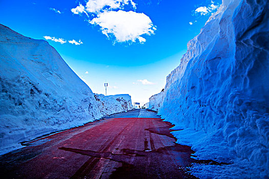 新疆,雪山,蓝天白云,道路