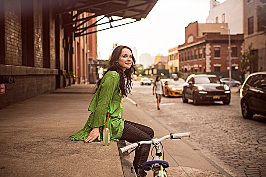 女人,饮料,坐,装载,靠近,自行车,鹅卵石,街道,纽约,美国