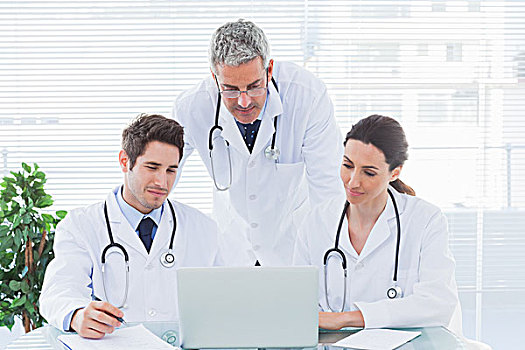 团队,专注,医生,协作,笔记本电脑,诊所