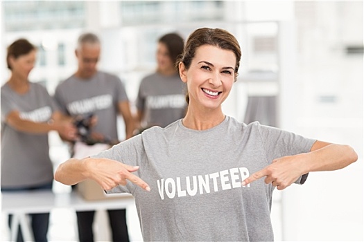 微笑,女性,志愿者,指向,衬衫