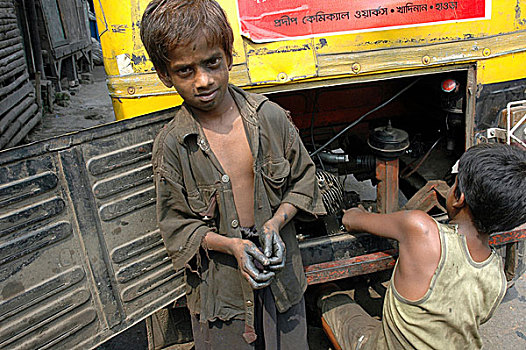 两个,孩子,工作,路边,汽车,人力车,修理,中心,加尔各答,印度,一个,一半,岁月,学校,劳工,许多,贫穷,缺乏