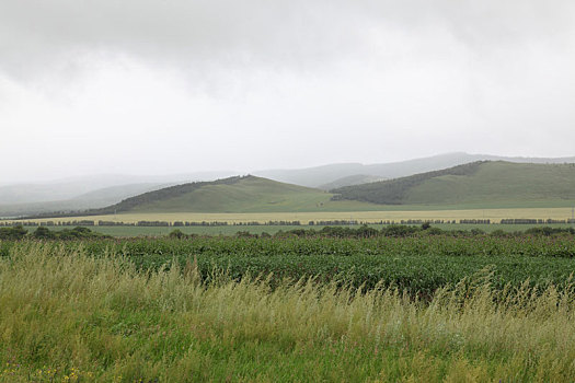 山峦与田野