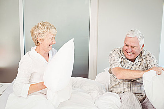 老年,夫妻,枕头仗,床上,高兴,在家
