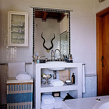 浴室,南非,郊区住宅,石头,水池架,镜子,白色,墙壁