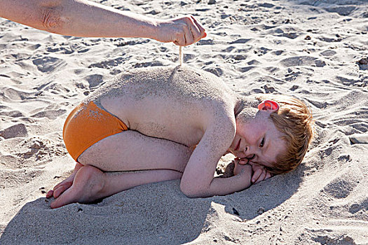 手,浇撒,沙子,男孩,海滩,梅克伦堡前波莫瑞州,德国,欧洲