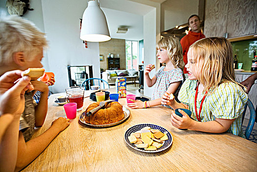 孩子,厨房用桌,瑞典
