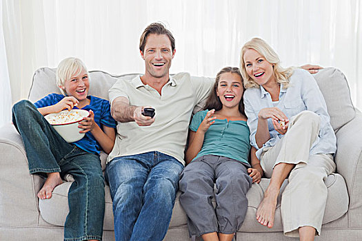 家庭,看电视,坐,沙发,爆米花