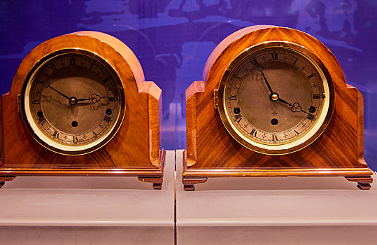辽宁省大连博物馆馆藏文物,英国20世纪木制台钟