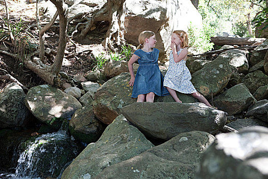 两个女孩,岩石上,河