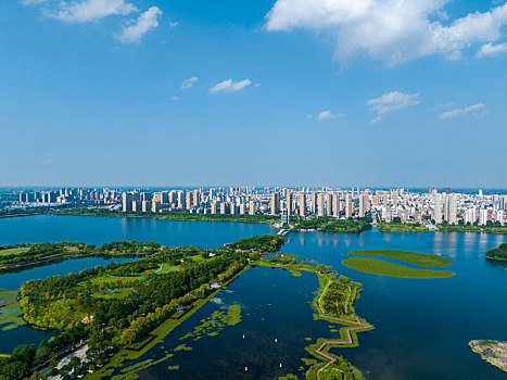 2022年8月1日,江苏省连云港市东海县西双湖风景区,郁郁葱葱,岸绿水清,天蓝景美,构成了一幅优美的夏日美景图,成为了市民休闲纳凉好去处