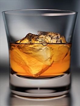 威士忌,岩石上