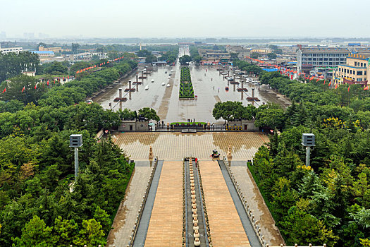 山西省临汾市雨中华门广场