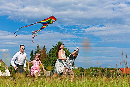 幸福之家,母亲,父亲,孩子,跑,上方,绿色,草地,放风筝