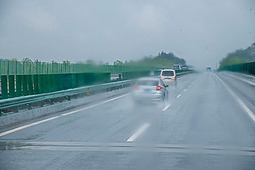 重庆至长沙在雨中g79高速公路