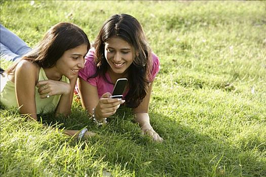 两个,女青年,公园,看,短信