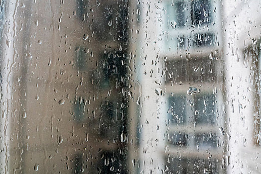 下雨天玻璃上的雨滴