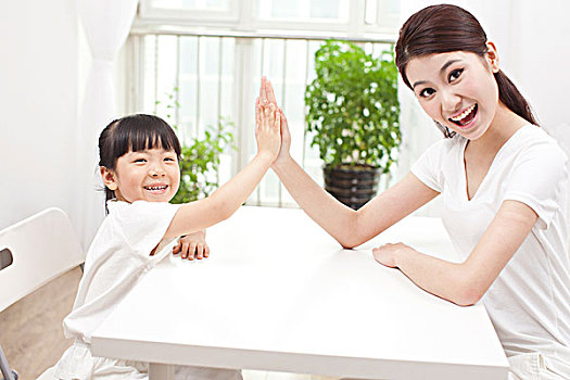 母親和女兒擱桌擊掌
