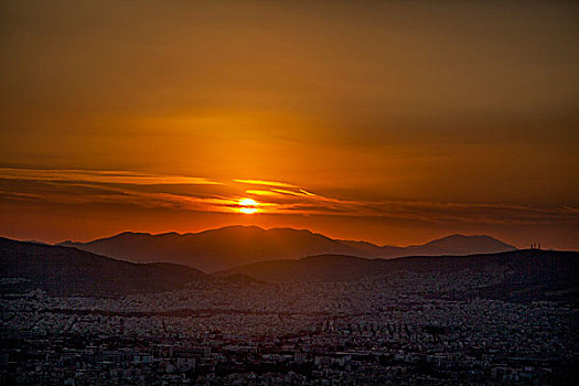 希腊雅典吕卡维多斯山上落日远眺雅典古城
