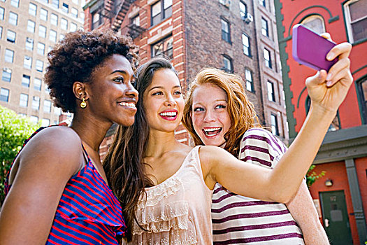 三个女人,年轻,照相,打手机