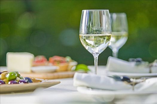 葡萄酒杯,橄榄,桌子