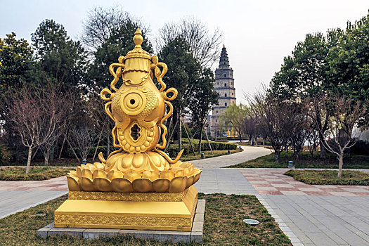 黄金莲花宝瓶雕塑,拍摄于中国山东省济宁市兖州兴隆文化园