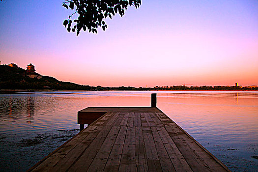 昆明湖傍晚夕阳下的木制栈桥和万寿山佛香阁