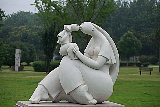 母爱公园雕塑