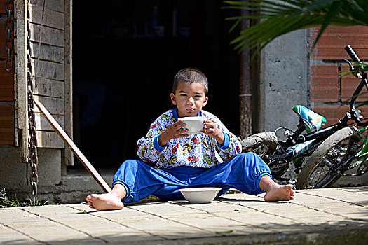 男孩,坐在地上,吃,贫民窟,哥伦比亚,南美